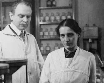 Lise Meitner et Otto Hahn dans un laboratoire.