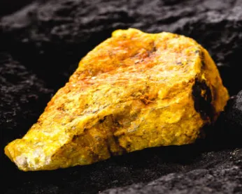 Minerai d’uraninite utilisé pour produire de l’uranium.
