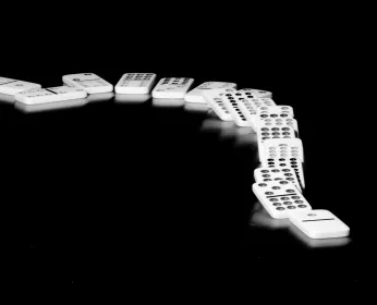 Illustration d’un effet domino représentant une réaction en chaîne.